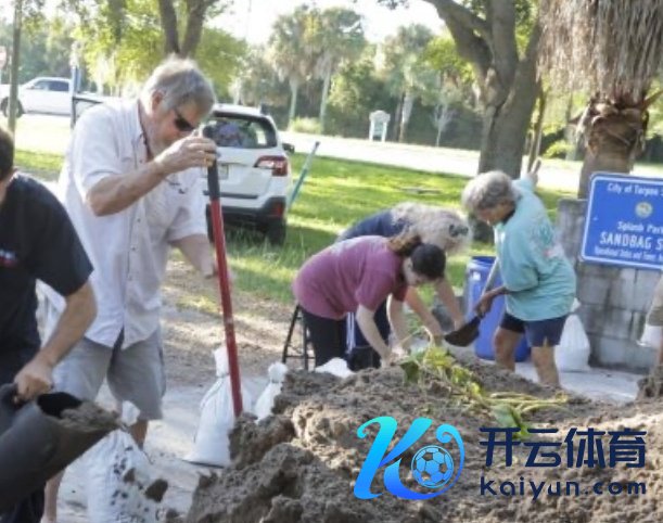 △当地时代9月24日，佛罗里达州住户为拒抗行将到来的“海伦妮”作念准备。